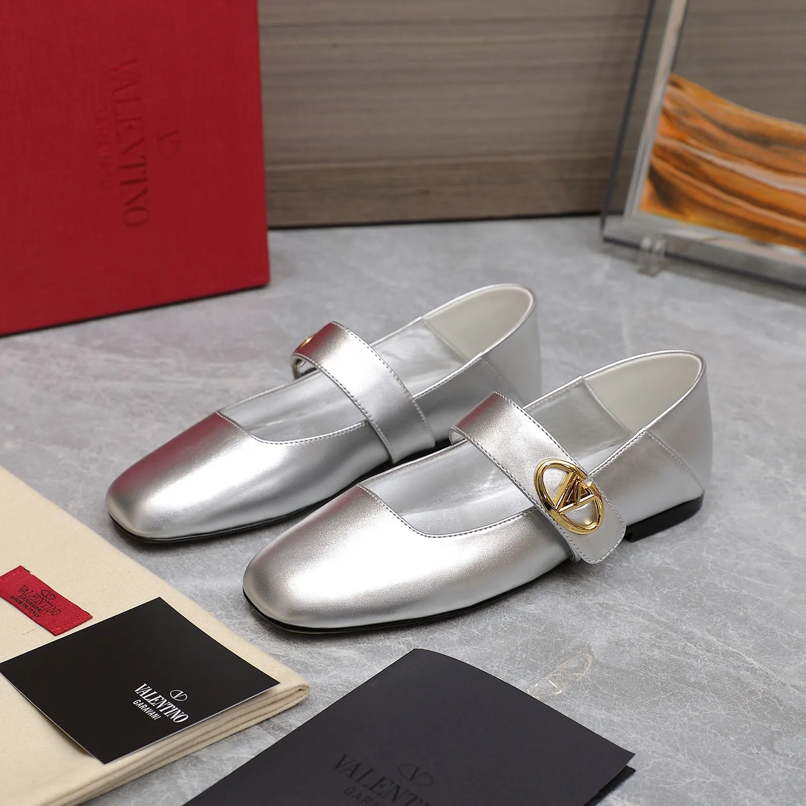 👟👟Ex-factory price 600👟👟 2024 early spring counter catwalk style updated simultaneously 💗Valentino💗Valentino strips deep mouth half drag / flat shoes / high heel shoes / series will be released in the future —————————— Top version Grandma deep mouth design combination highlights the brand’s unique design style, luxury and fashion, highly recognizable, exquisite round toe The side curve is perfect, the taste is particularly pure, and the ladylike temperament is full of femininity‼ ️ Upper: Made of imported cowhide. Lining: Made of mixed sheepskin. Original molded hardware buckle. Italian imported cowhide leather outsole. Size: 35-39 (40/41 customized)